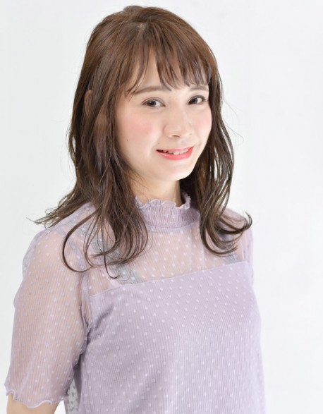 厚めバングとラフウェーブのミディアムスタイル 原宿の女性スタッフのみの美容室 美容院plusloungeプルースラウンジ 厚めバングとラフウェーブのミディアムスタイル 原宿の女性スタッフのみの美容室 美容院plusloungeプルースラウンジ